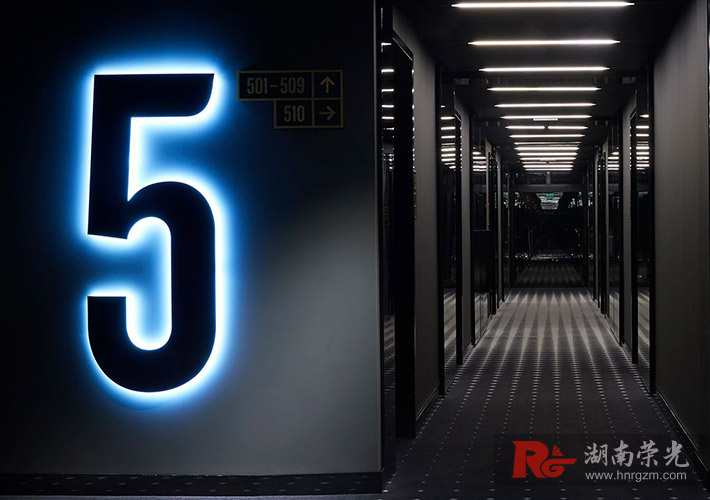 長(zhǎng)沙發(fā)光字適配不同室內(nèi)商業(yè)空間的秘訣